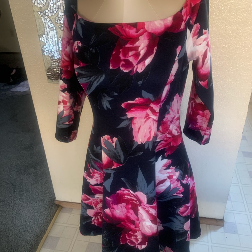 1 HOUR SALE Beautiful Vince Camuto floral dress 10